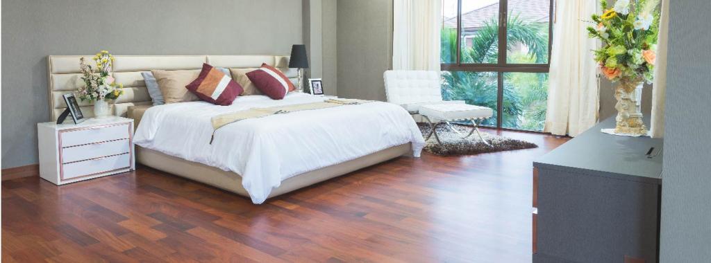The products used to clean traditional floors must contain substances that respect and protect the natural beauty of the wood.