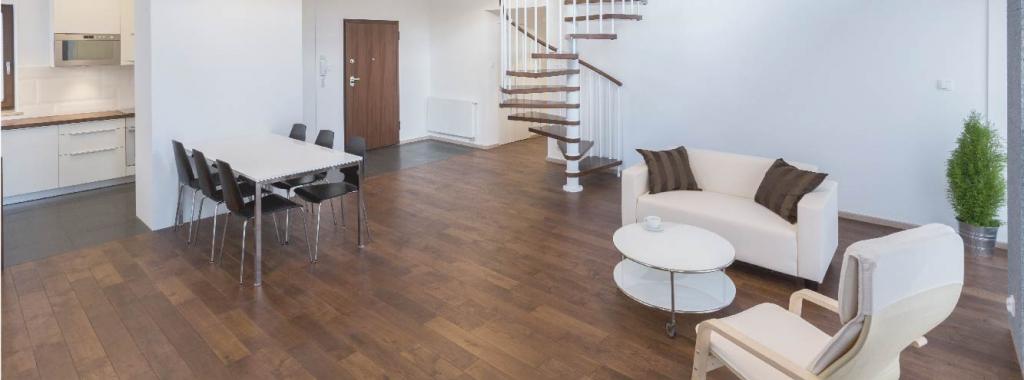 <h2 class='h2title'>Why does Alex love wood?</h2>? Thanks to its exclusive formula with natural ingredients and balanced pH, ALEX offers the ideal care and protection for wood and laminate floors.